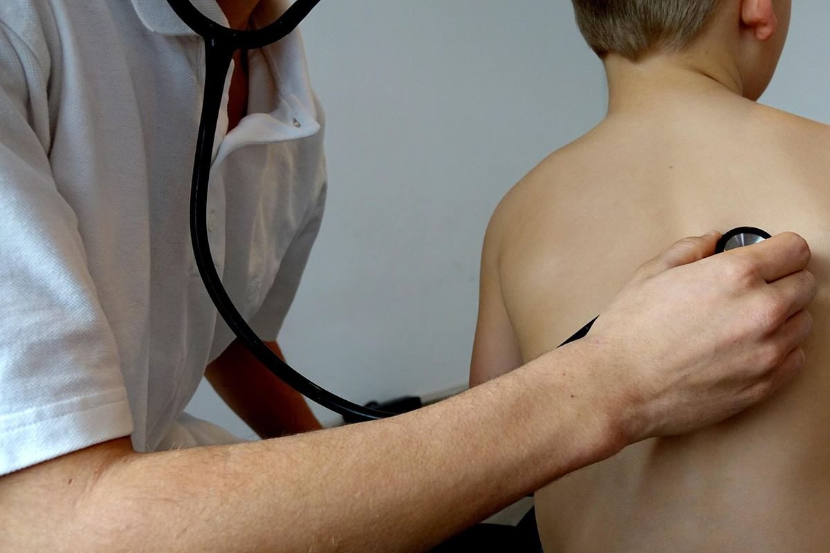 Médecin examinant le cœur d'un enfant avec un stéthoscope