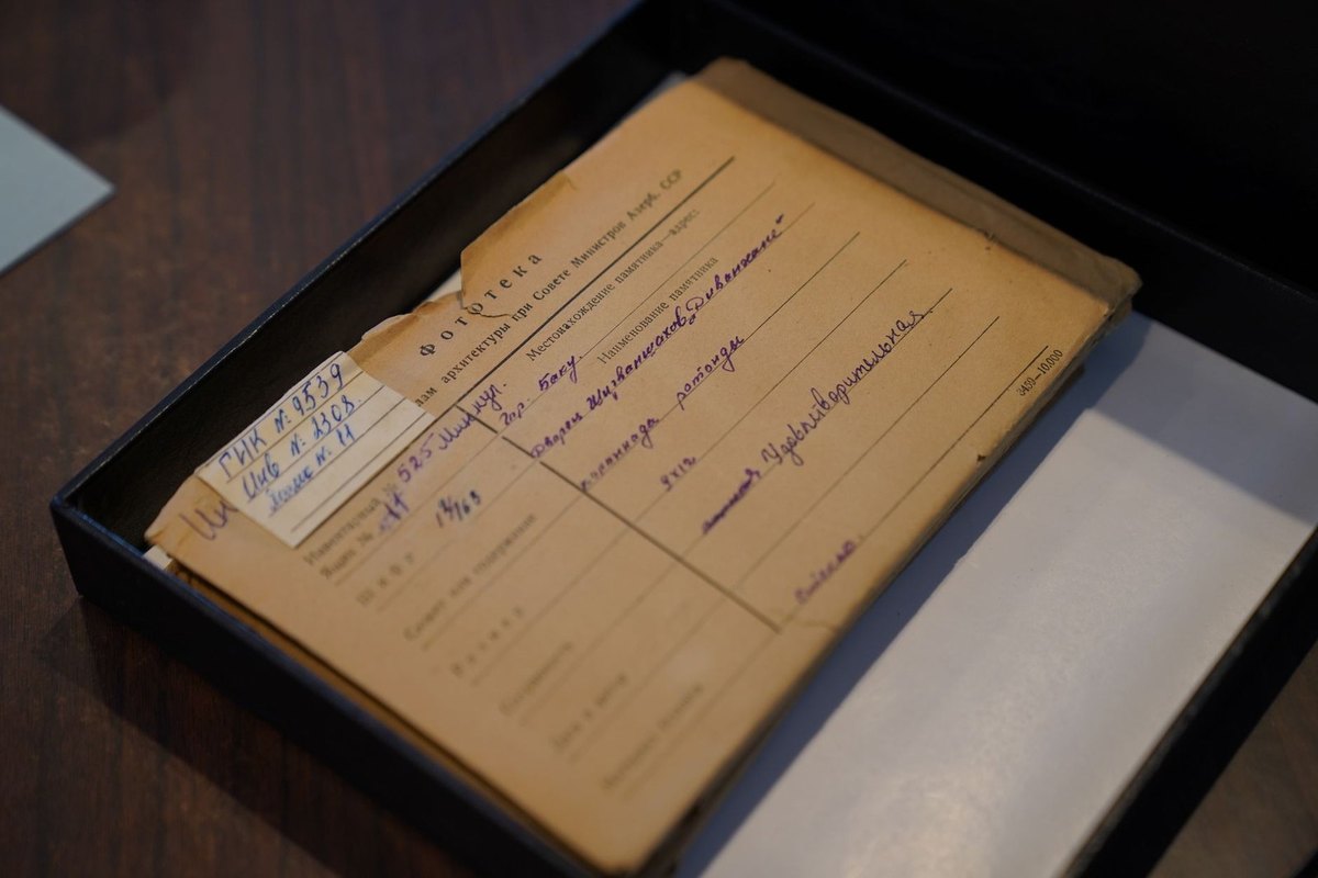 Carnet de notes ouvert sur une table, écriture manuscrite, boîte en bois, fond sombre