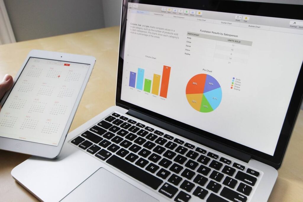 Un ordinateur portable et une tablette affichent des graphiques sur un bureau