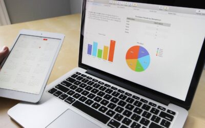 Un ordinateur portable et une tablette affichent des graphiques sur un bureau