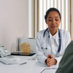 Médecin en conversation avec un patient dans un cabinet médical