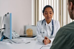Médecin en conversation avec un patient dans un cabinet médical