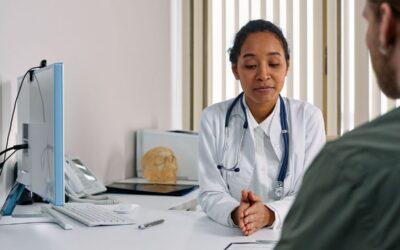 Médecin en conversation avec un patient dans un cabinet médical